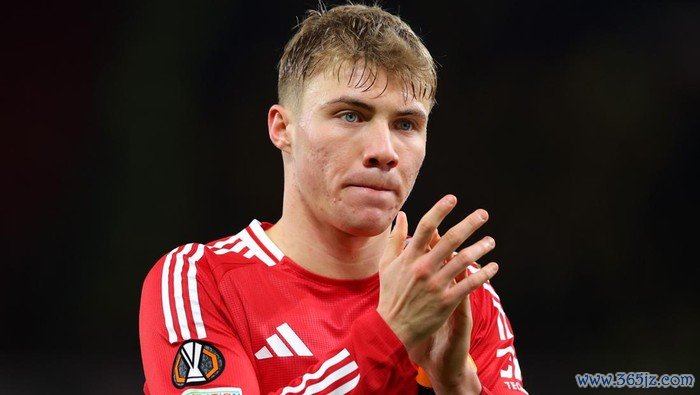 MANCHESTER, ENGLAND - NOVEMBER 28: Rasmus Hojlund of Manchester United waves at the fans at full time during the UEFA Europa League 2024/25 League Phase MD5 match between Manchester United and FK Bodo/Glimt at Old Trafford on November 28, 2024 in Manchester, England. (Photo by James Gill - Danehouse/Getty Images)