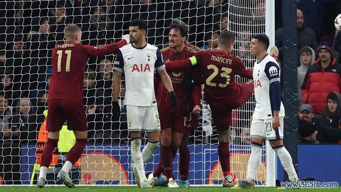 LONDON, ENGLAND - NOVEMBER 28: Mats Hummels of AS Roma celebrates scoring their teams second goal during the UEFA Europa League 2024/25 League Phase MD5 match between Tottenham Hotspur and AS Roma at Tottenham Hotspur Stadium on November 28, 2024 in London, England. (Photo by Danehouse Photography Ltd/Getty Images)