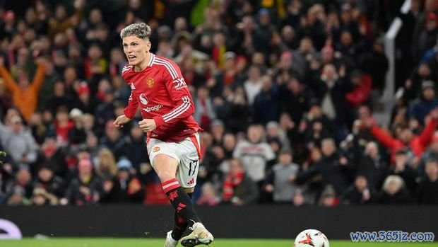 MANCHESTER, ENGLAND - NOVEMBER 28: Alejandro Garnacho of Manchester United scores his team's first goal during the UEFA Europa League 2024/25 League Phase MD5 match between Manchester United and FK Bodo/Glimt at Old Trafford on November 28, 2024 in Manchester, England. (Photo by Justin Setterfield/Getty Images)