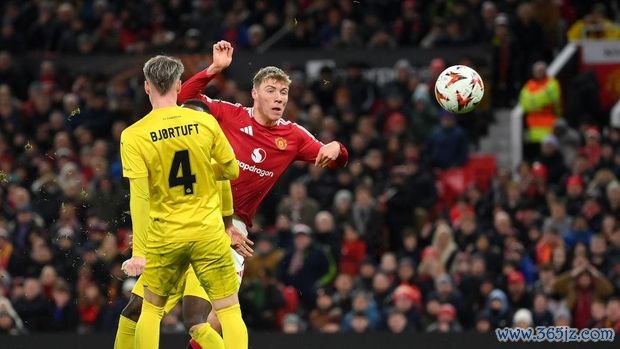 MANCHESTER, ENGLAND - NOVEMBER 28: Rasmus Hojlund of Manchester United scores his team's second goal whilst under pressure from Odin Bjortuft of FK Bodo/Glimt during the UEFA Europa League 2024/25 League Phase MD5 match between Manchester United and FK Bodo/Glimt at Old Trafford on November 28, 2024 in Manchester, England. (Photo by Justin Setterfield/Getty Images)