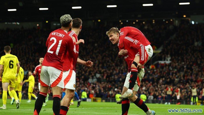 Soccer Football - Europa League - Manchester United v Bodo/Glimt - Old Trafford, Manchester, Britain - November 28, 2024 Manchester Uniteds Rasmus Hojlund celebrates scoring their third goal with Alejandro Garnacho REUTERS/Molly Darlington