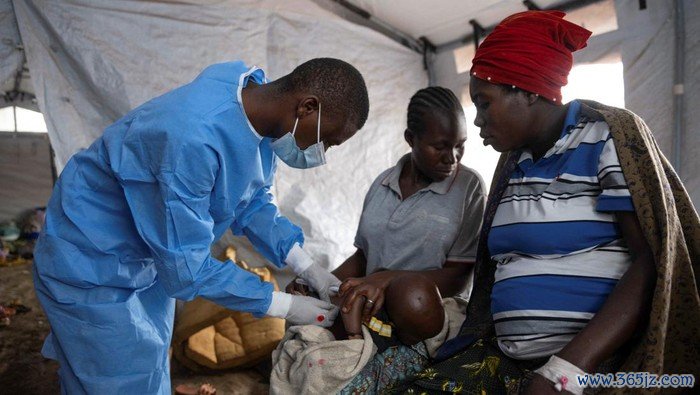 A Congolese nurse takes a sample from a suspected mpox patient in the treatment centre at the Kavumu hospital in Kabare territory, South Kivu province of the Democratic Republic of Congo, August 29, 2024. REUTERS/Arlette Bashizi