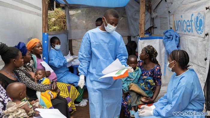 A Congolese nurse takes a sample from a suspected mpox patient in the treatment centre at the Kavumu hospital in Kabare territory, South Kivu province of the Democratic Republic of Congo, August 29, 2024. REUTERS/Arlette Bashizi